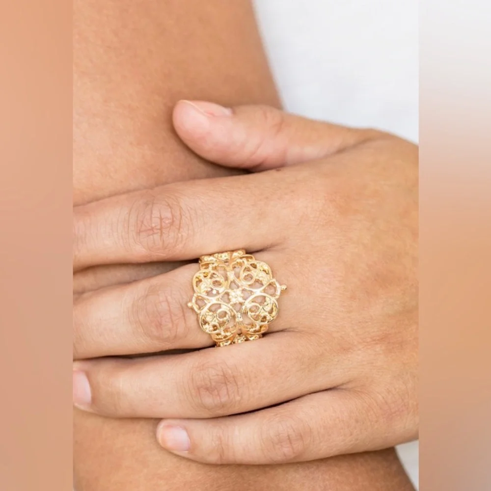 *Gold vine pattern ring. - Picture 2 of 3